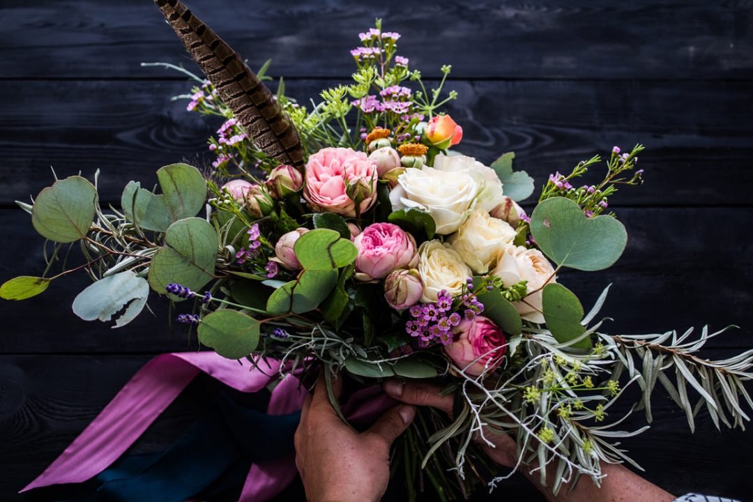 ziedi, ziedi uz pasūtijuma, ziedu kompozīcijas, ziedu piegāde, kāzu ziedi, kāzu pušķis, florists, kāzu floristika,ziedu kaste, flowers, weding flowers